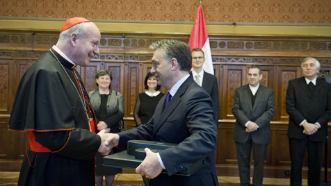 Schönborn biboros érsek kitüntetése